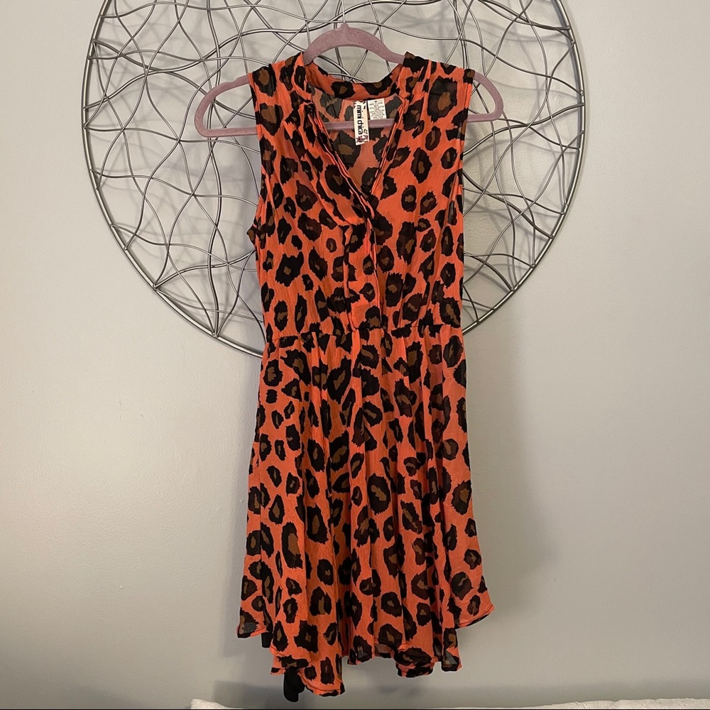 Coral sleeveless leopard dress